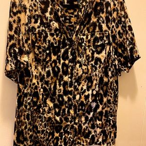 Size OX Maggie Barnes blouse button down , 2 front pockets. Short sleeves